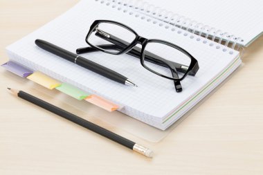 Ofis Masası not defteri ve kalem ile