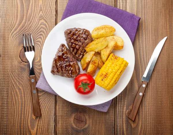 Steak met gegrilde aardappel, maïs en salade — Stockfoto