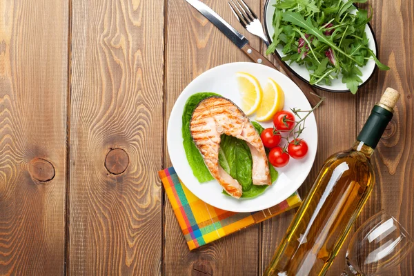 Grilled salmon and white  wine — Stock Photo, Image