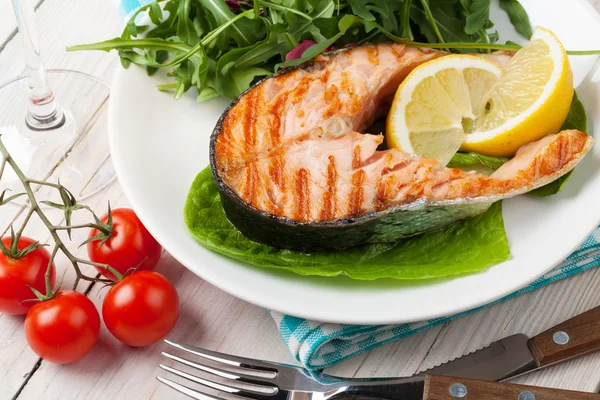 Lachs vom Grill und Weißwein — Stockfoto