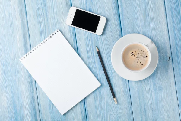 Koffiekopje, smartphone en lege foto — Stockfoto