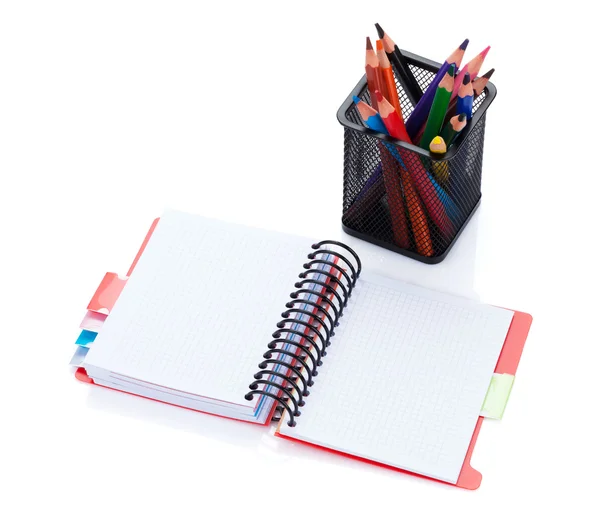 Barevné tužky a kancelář Poznámkový blok — Stock fotografie