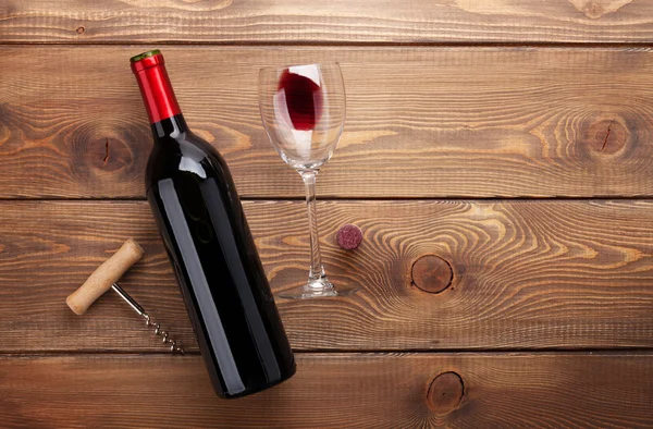Красное вино, стакан и штопор — стоковое фото