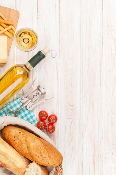 Vinho branco, queijo e pão — Fotografia de Stock