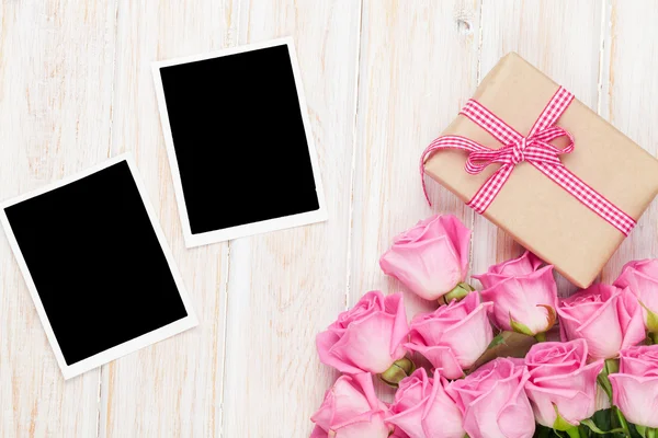 Roze rozen en de doos van de gift van de dag van Valentijnskaarten — Stockfoto