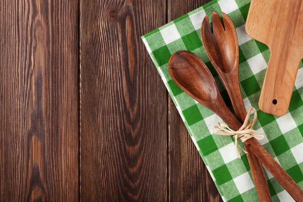 Utensílios de cozinha em mesa de madeira — Fotografia de Stock