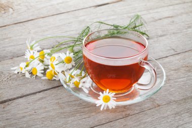 papatya çiçeği ile bitkisel çay