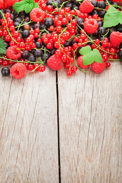 Reife Beeren auf Holztisch — Stockfoto