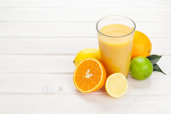 Jus d'orange en citrusvruchten — Stockfoto