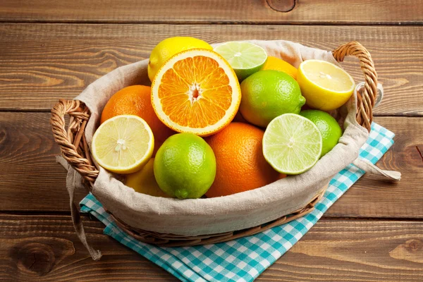 Citrusvruchten in mand. — Stockfoto