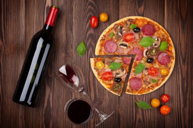 Pizza ve kırmızı şarap.