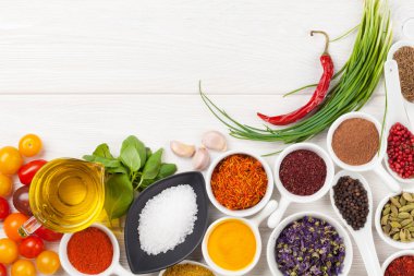 Ahşap arka planda çeşitli baharatlar