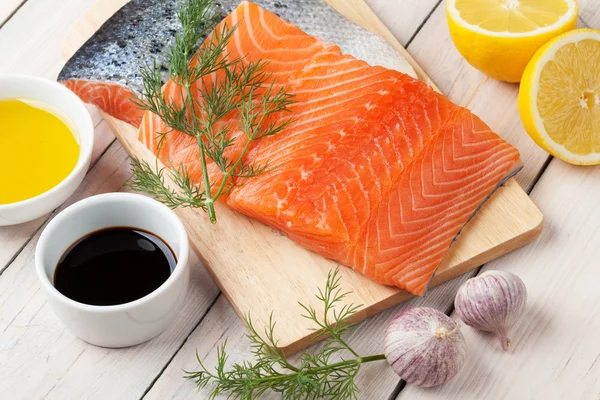 Zalm, specerijen en kruiderijen — Stockfoto