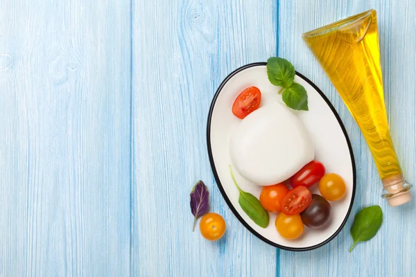 Mozzarella, tomatoes and olive oil — Stock Photo, Image