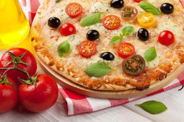 Pizza italiana con queso — Foto de Stock