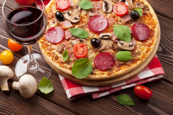 Pizza e vinho tinto — Fotografia de Stock