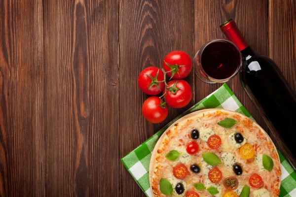 Pizza y vino tinto — Foto de Stock