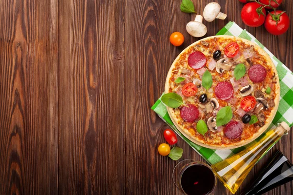 Pizza och rödvin — Stockfoto
