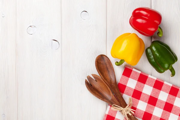 Pimentos e utensílios de cozinha — Fotografia de Stock