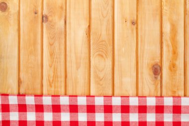 Ahşap mutfak masasının üzerinde kırmızı havlu