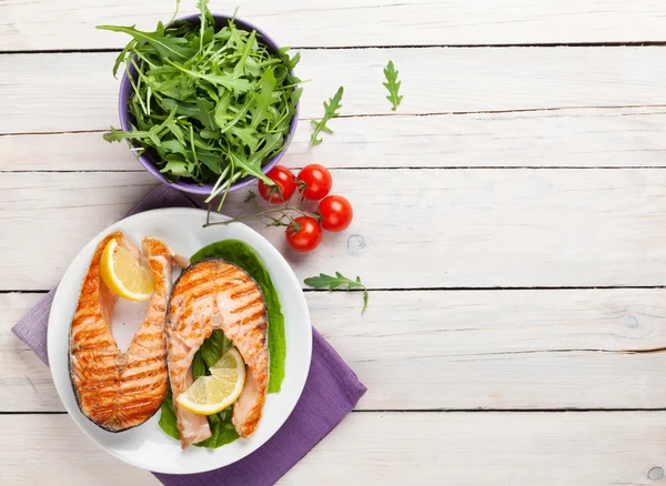 Grilled salmon and salad — Stock Photo, Image