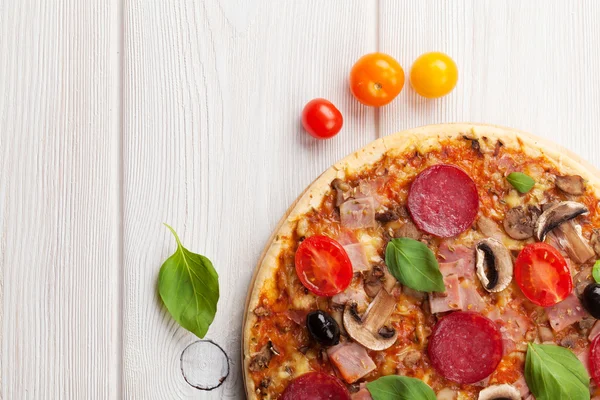 Italian pizza with pepperoni — Stock Photo, Image