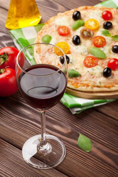 Pizza e vino rosso — Foto Stock