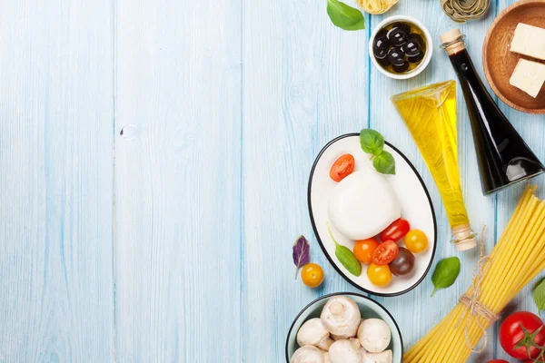 Mozzarella, tomates, manjericão e azeite — Fotografia de Stock