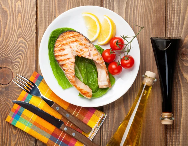 Gegrilde zalm, salade en specerijen — Stockfoto