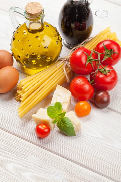 Pastas, tomates, albahaca sobre mesa de madera —  Fotos de Stock