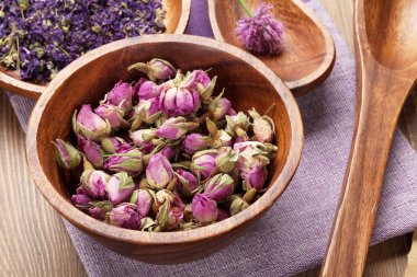 Baharat ve ahşap masa üzerinde mutfak eşyaları