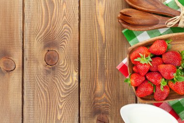 Kase taze olgun çilek