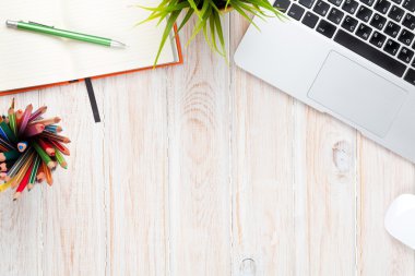 Ofis resepsiyon masası bilgisayar ile