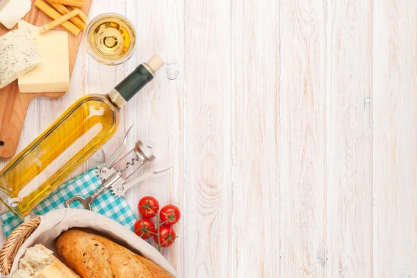 Vinho branco, queijo e pão — Fotografia de Stock