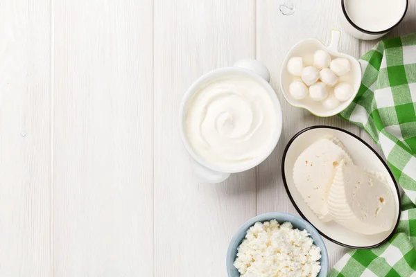 Productos lácteos. Crema agria, leche, queso, yogur y mantequilla — Foto de Stock