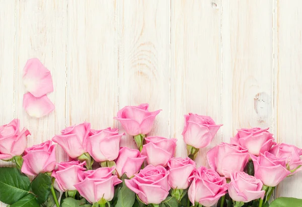 나무 테이블 위에 핑크 장미 꽃다발 — 스톡 사진