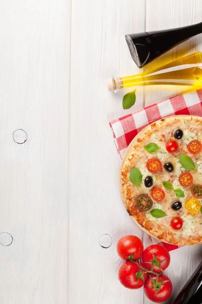 Pizza italiana con queso, tomate y albahaca —  Fotos de Stock