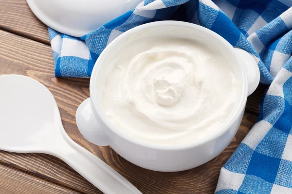 Sour cream in a bowl — Stock Photo, Image