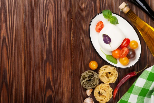 Mozzarella, tomates, albahaca y aceite de oliva — Foto de Stock