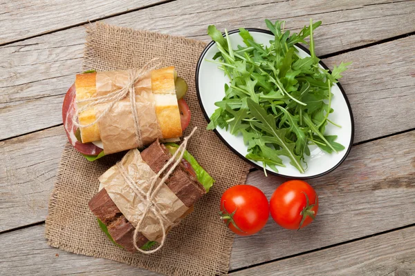 Zwei Sandwiches mit Salat — Stockfoto