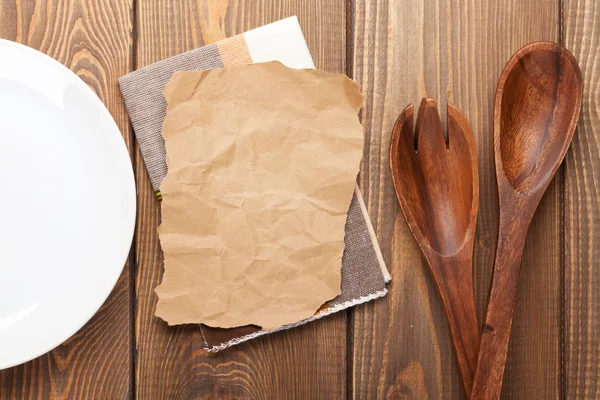 Keukengerei over houten tafel — Stockfoto