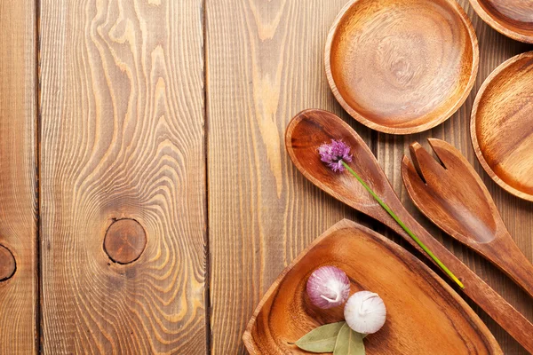 Utensilios de cocina de madera sobre mesa de madera — Foto de Stock