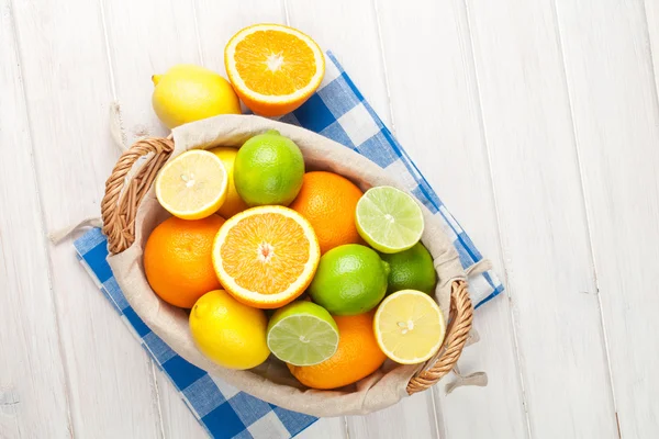 Citrus fruits in basket. — Stock Photo, Image