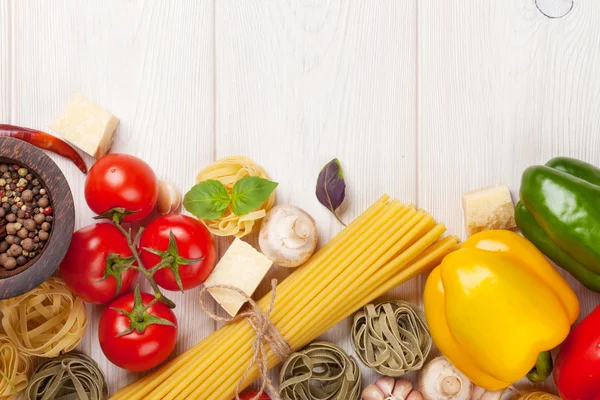 Ingredientes alimentares italianos para cozinhar . — Fotografia de Stock