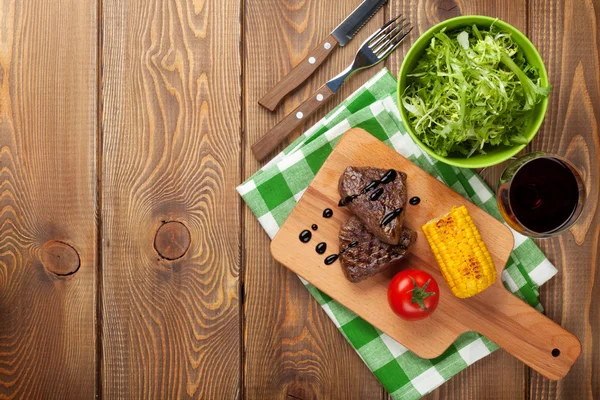 Steak met gegrilde maïs — Stockfoto