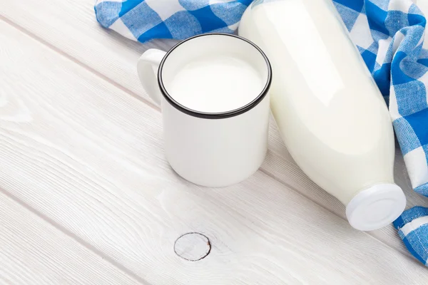 Copa y botella de leche —  Fotos de Stock