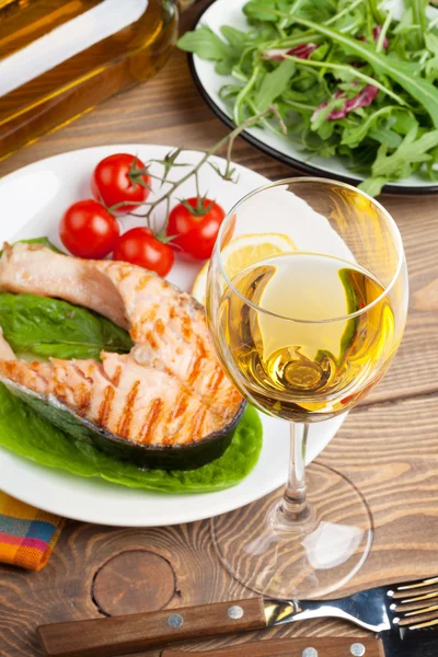 Grilled salmon and white wine — Stock Photo, Image