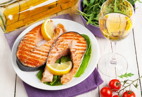 Salmone alla griglia e vino bianco — Foto Stock