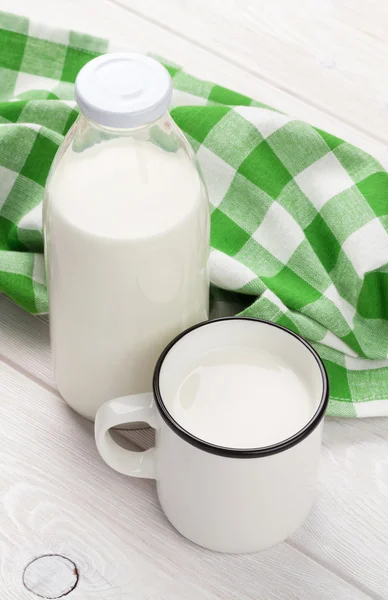 Copa y botella de leche — Foto de Stock