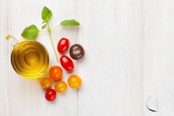 Tomates fraîches colorées et huile d'olive — Photo